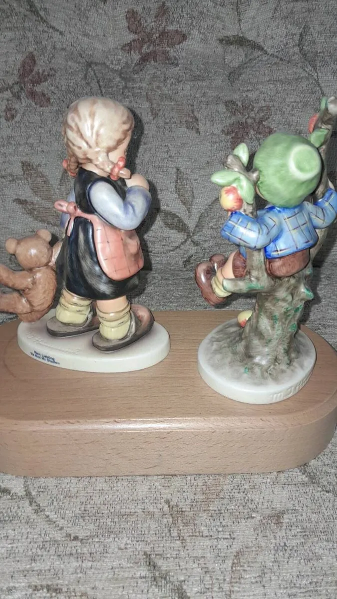 Two Hummel figurines on wooden stand - Image 3