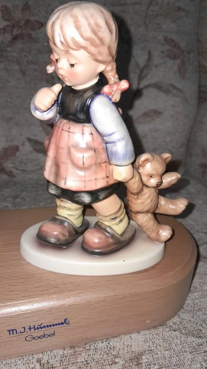Two Hummel figurines on wooden stand - Image 4