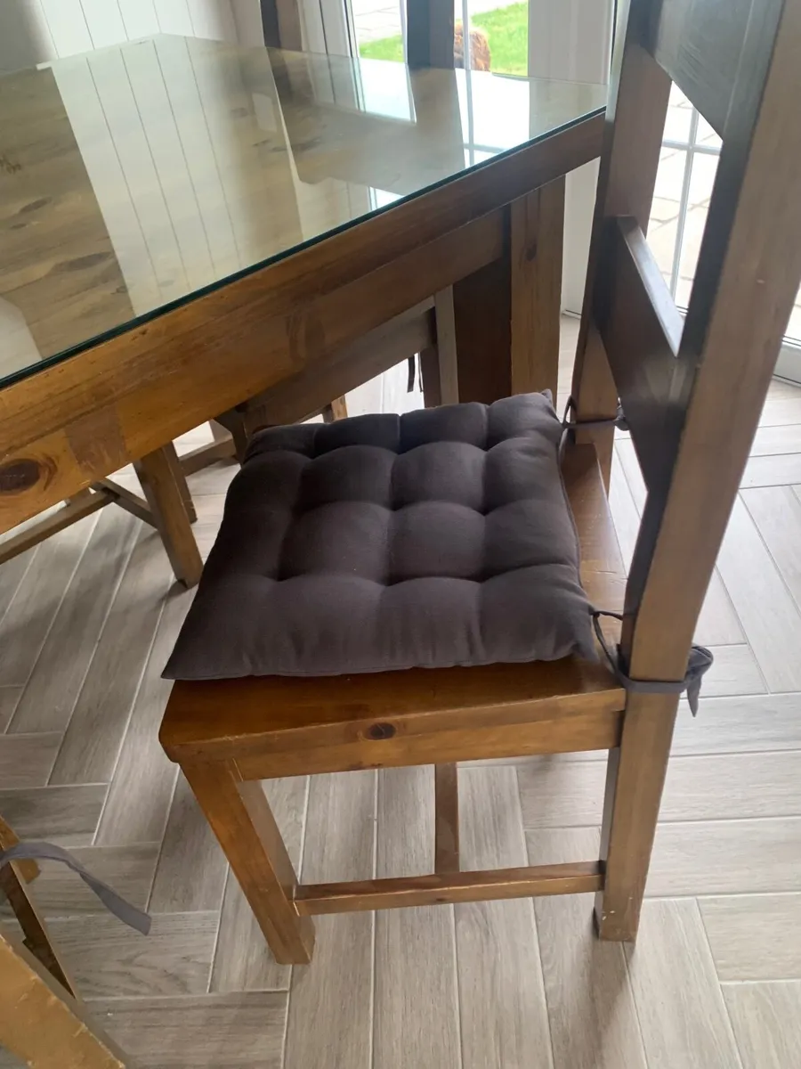 Dining table and 6 chairs - Image 3
