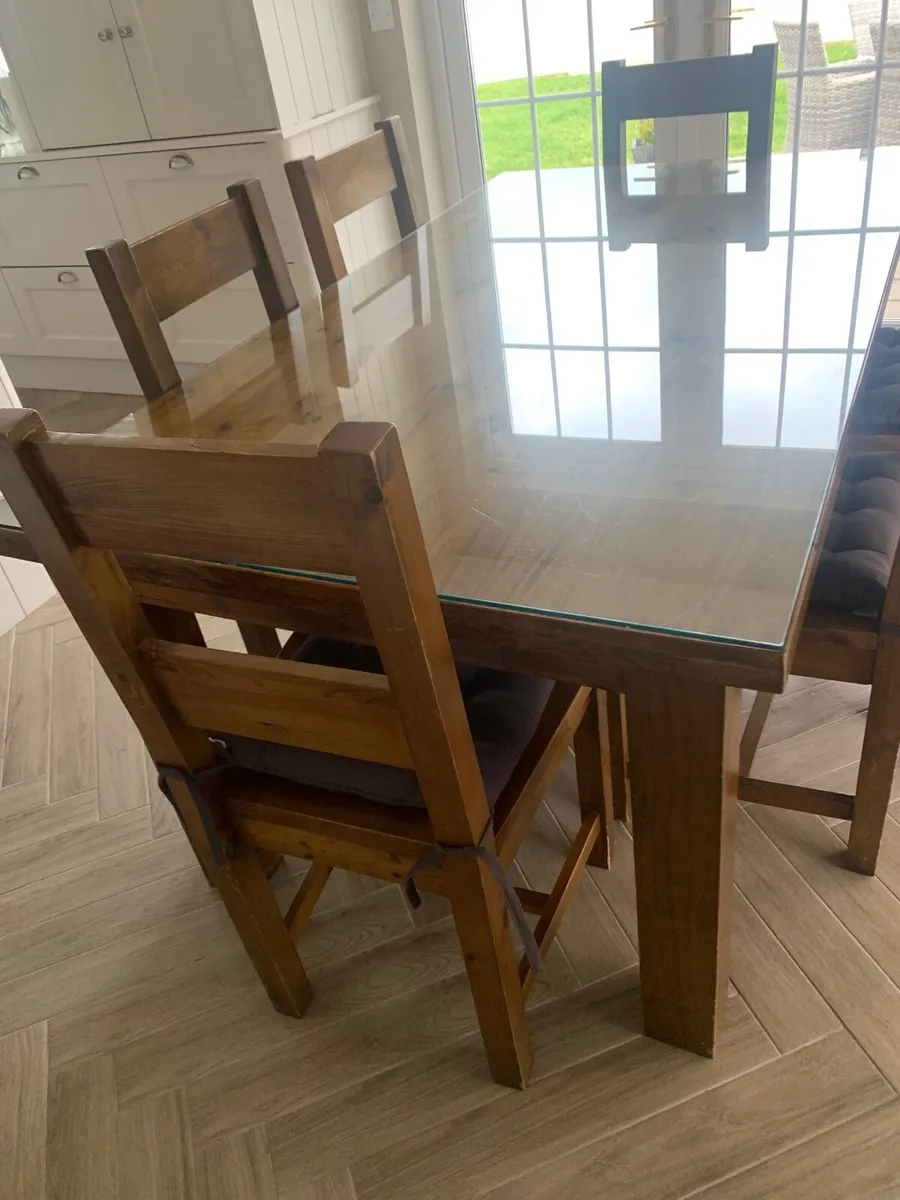 Dining table and 6 chairs - Image 4