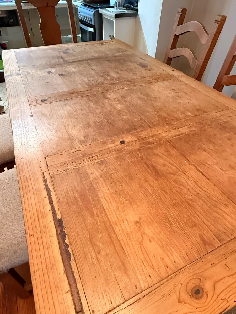 Table and chairs - Image 4