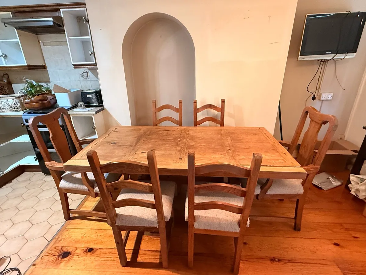 Table and chairs - Image 1