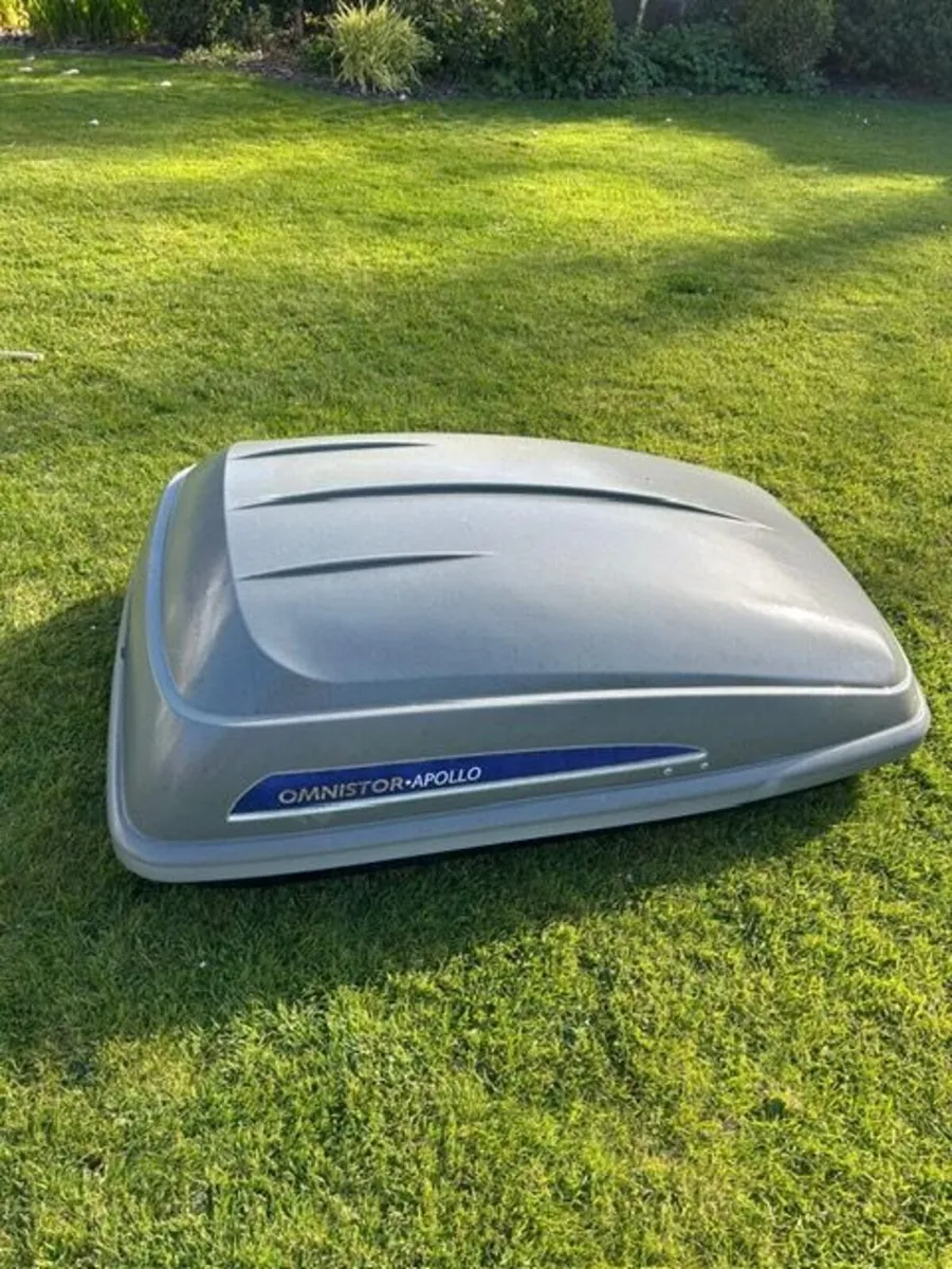 Roof box with roof bars - Image 3