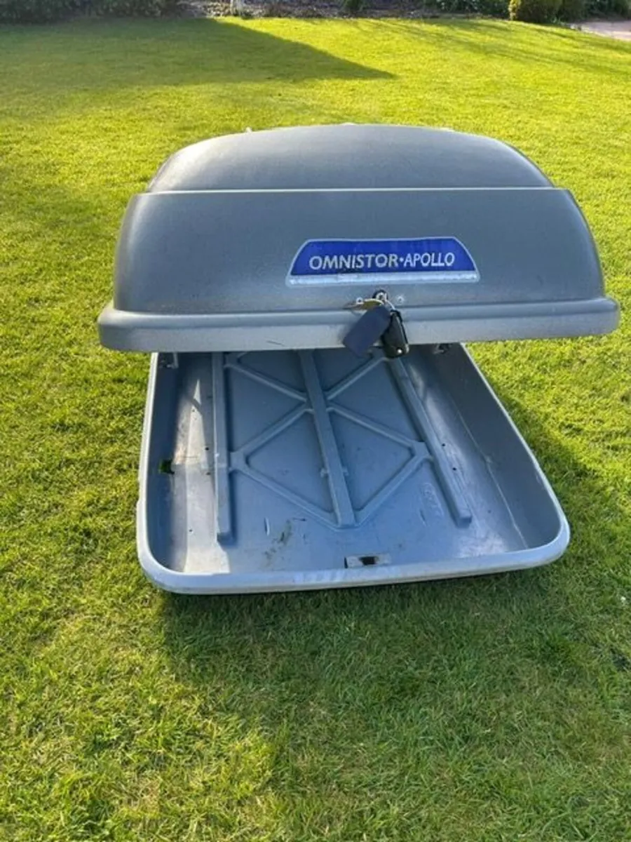 Roof box with roof bars - Image 2