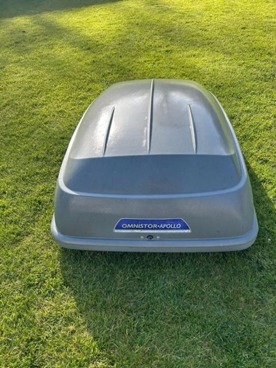 Roof box with roof bars - Image 1