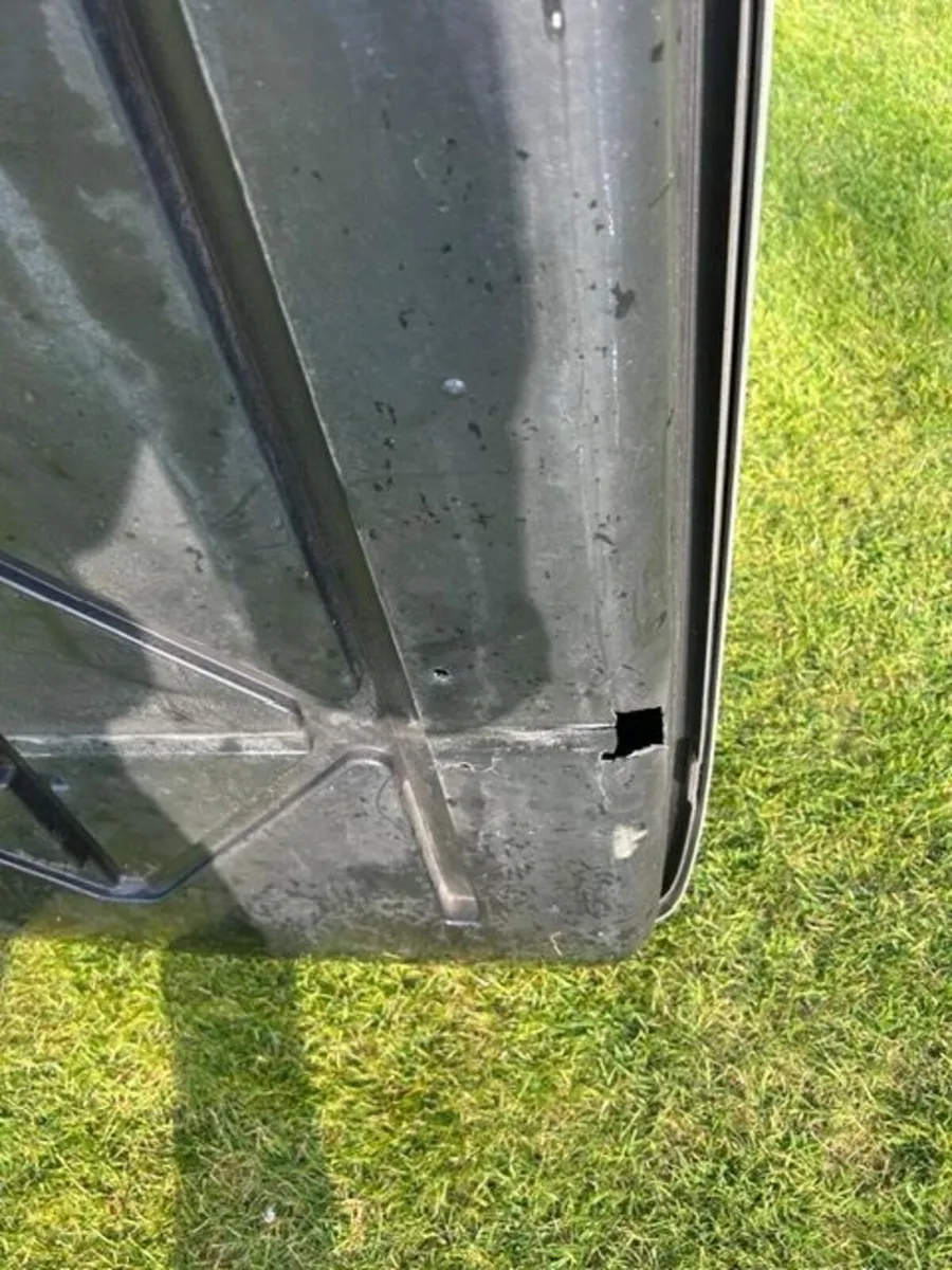 Roof box with roof bars - Image 4