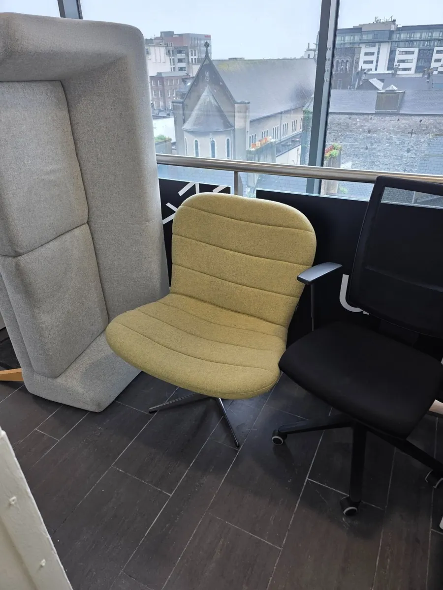 Office furniture ,chairs, tables, sofas, flipchart - Image 3