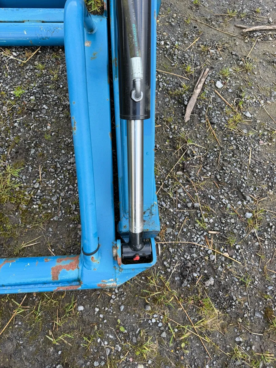 Flemming hydraulic bale lifter - Image 4
