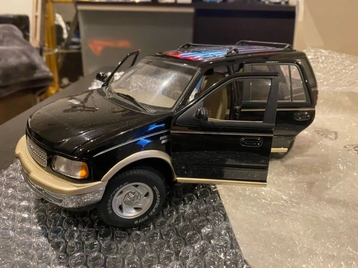 1/18 Ford Explorer diecast car - Image 1
