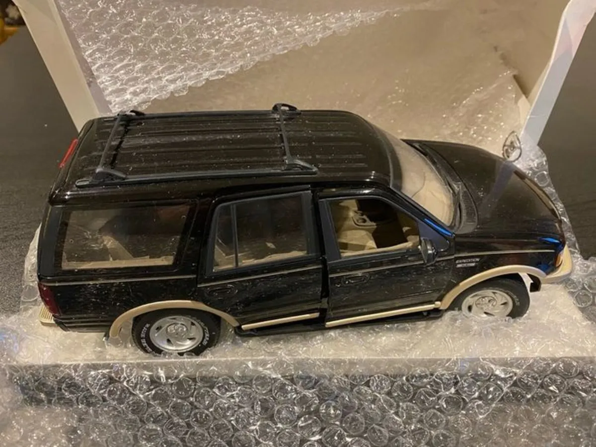 1/18 Ford Explorer diecast car - Image 2