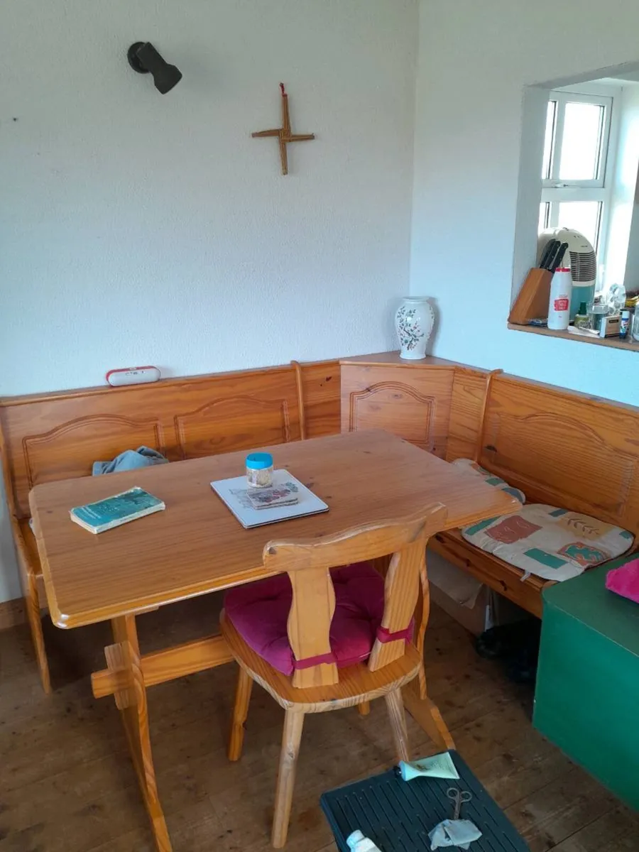 Corner seating and table, plus chairs - Image 1