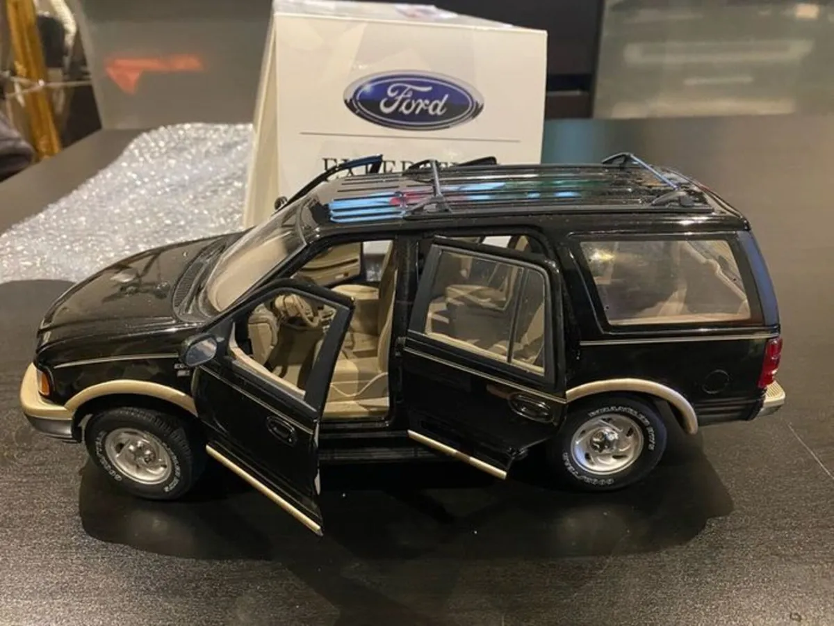 1/18 Ford Explorer diecast car - Image 4