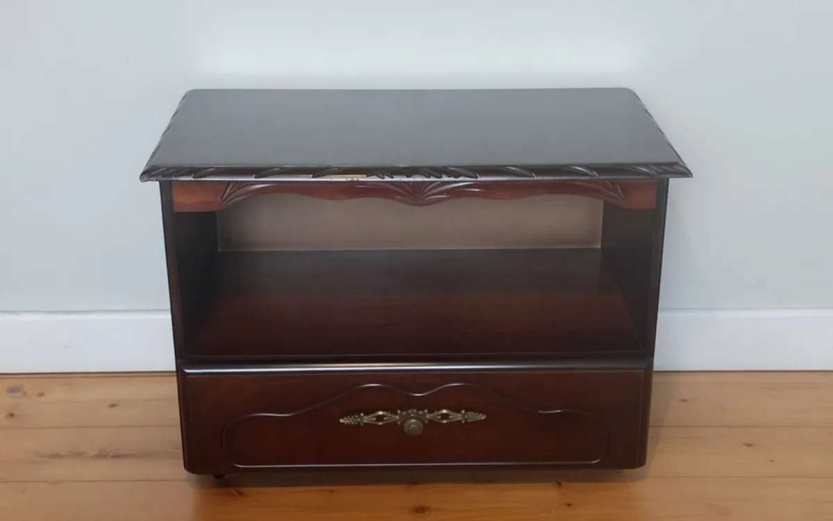 Rossmore Mahogany TV Unit – Compact & Timeless - Image 4