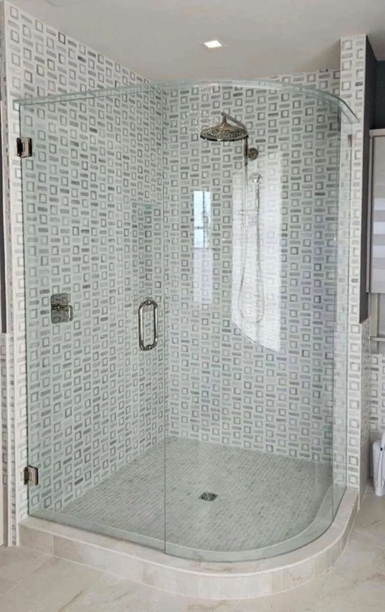 Curved shower glass enclosure - Image 1
