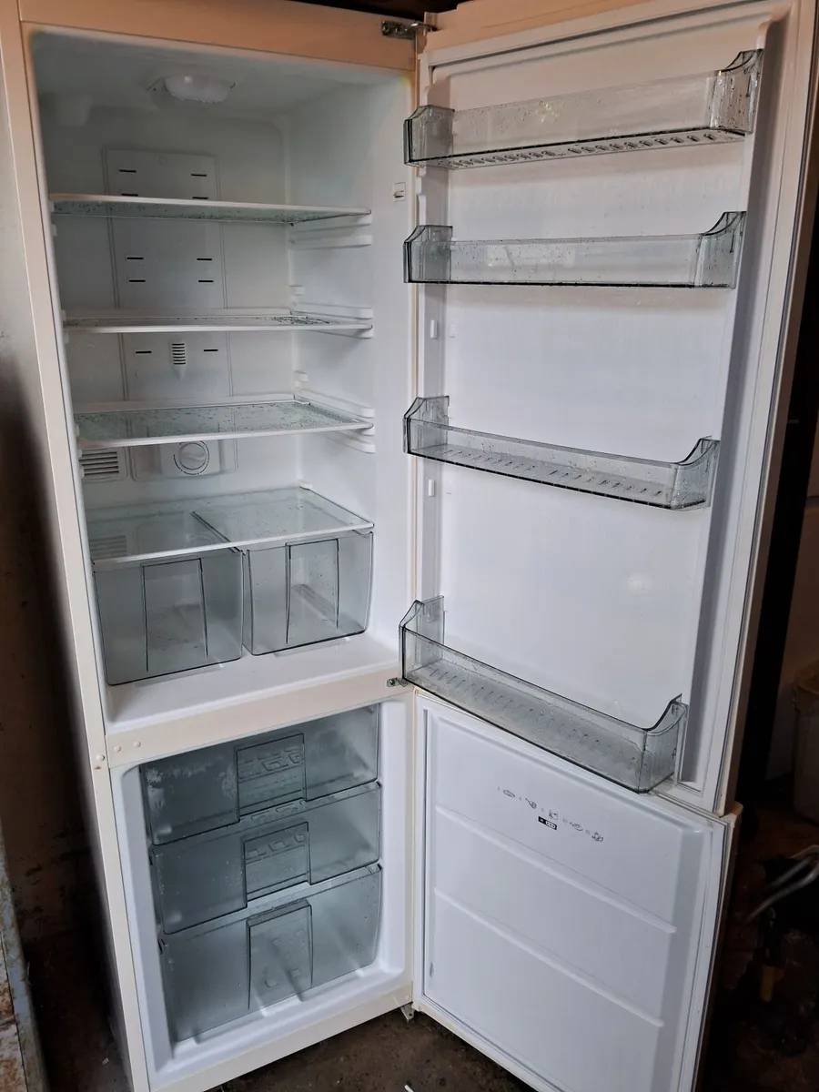 YEAR OLD RECTRO STYLE FRIDGE AND FREEZER - Image 4