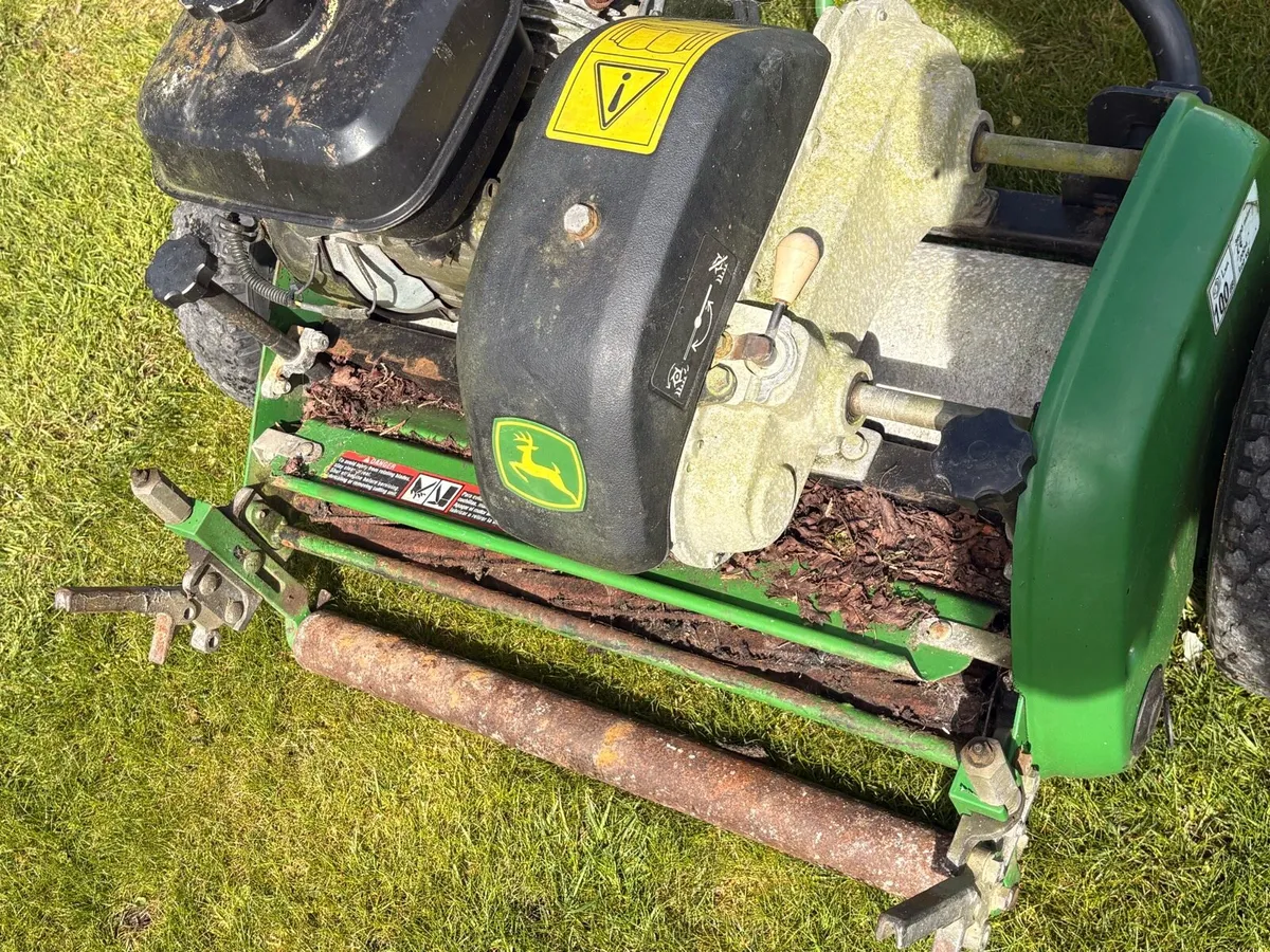 John Deere 220b Greens mower - Image 4