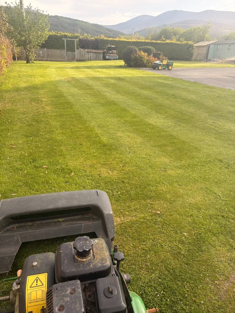 John Deere 220b Greens mower - Image 1