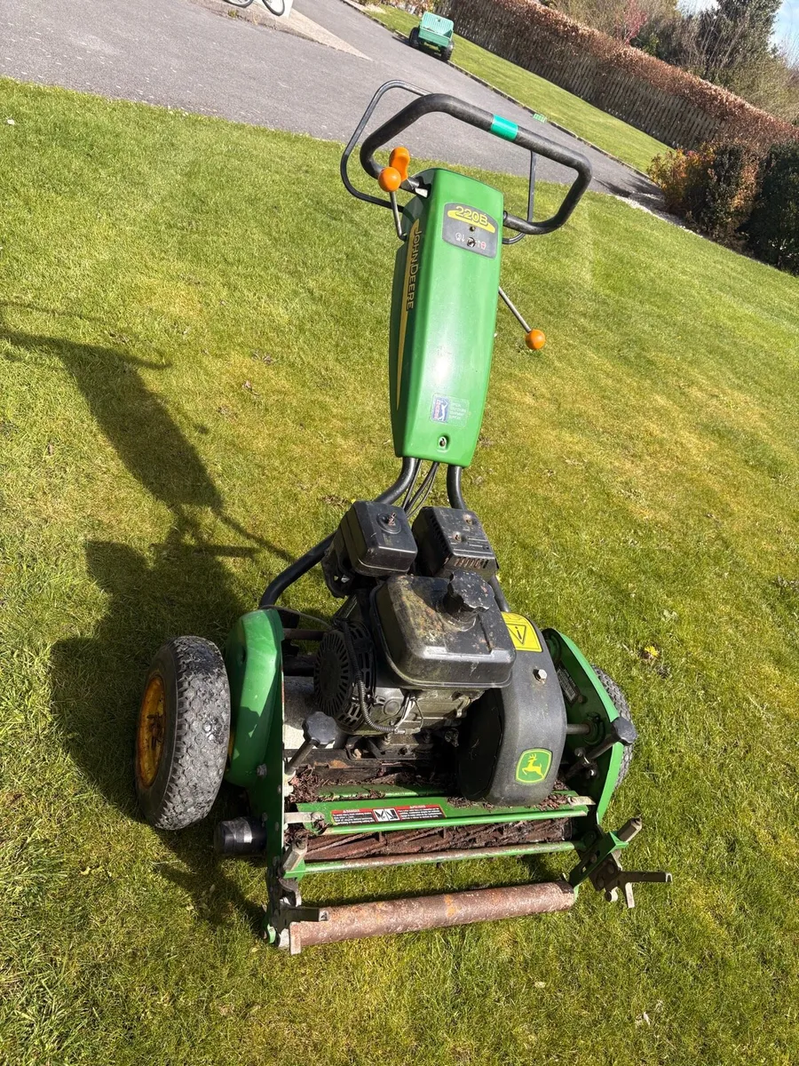 John Deere 220b Greens mower - Image 2