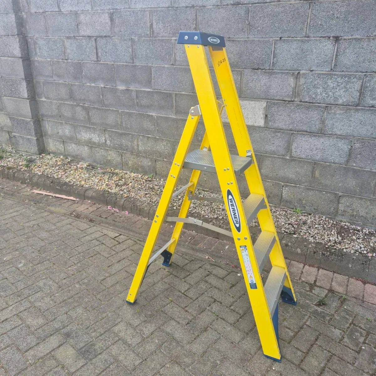 Werner fibreglass ladder - Image 1