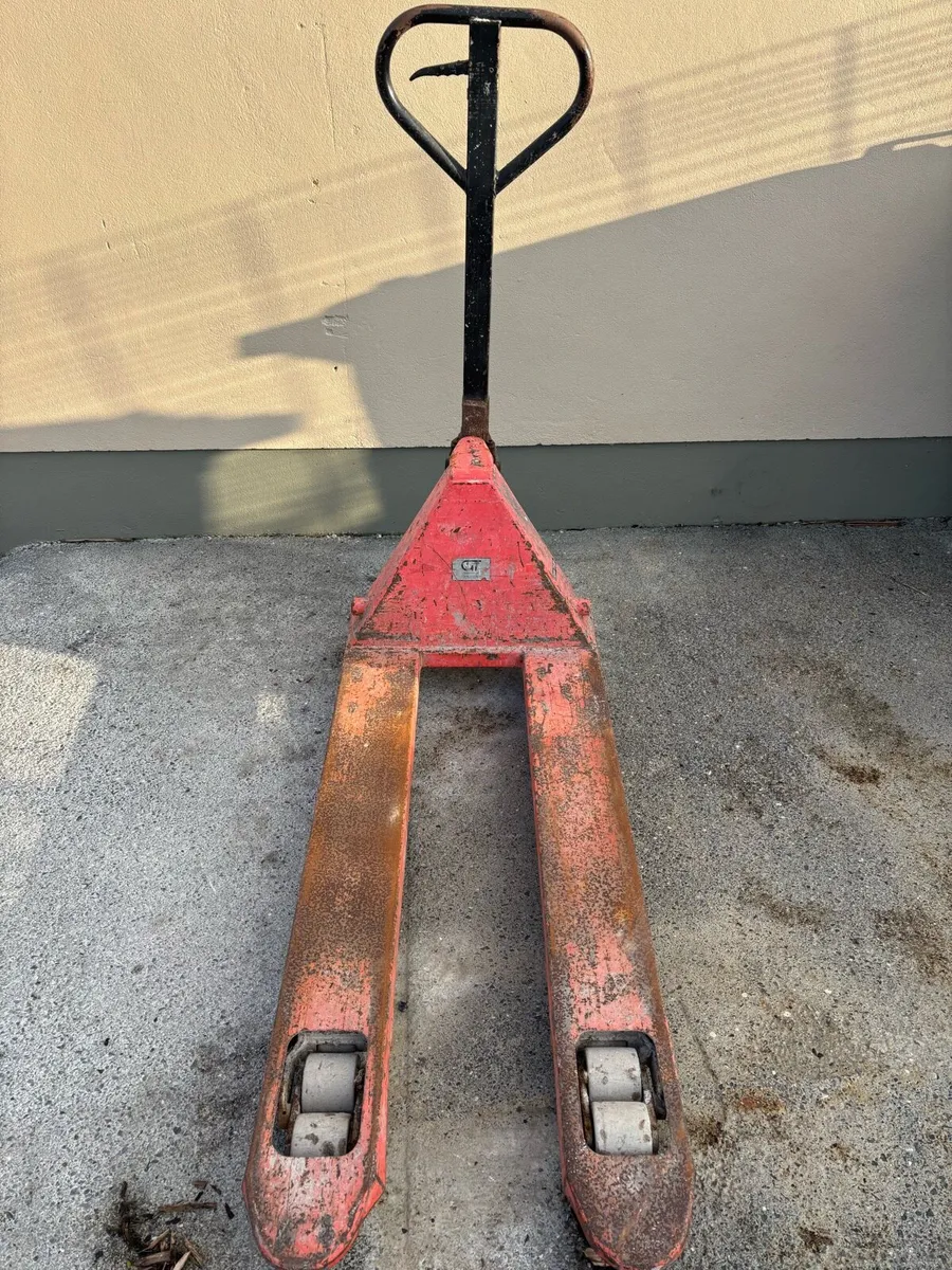 2500 kg Pallet Truck - Image 1