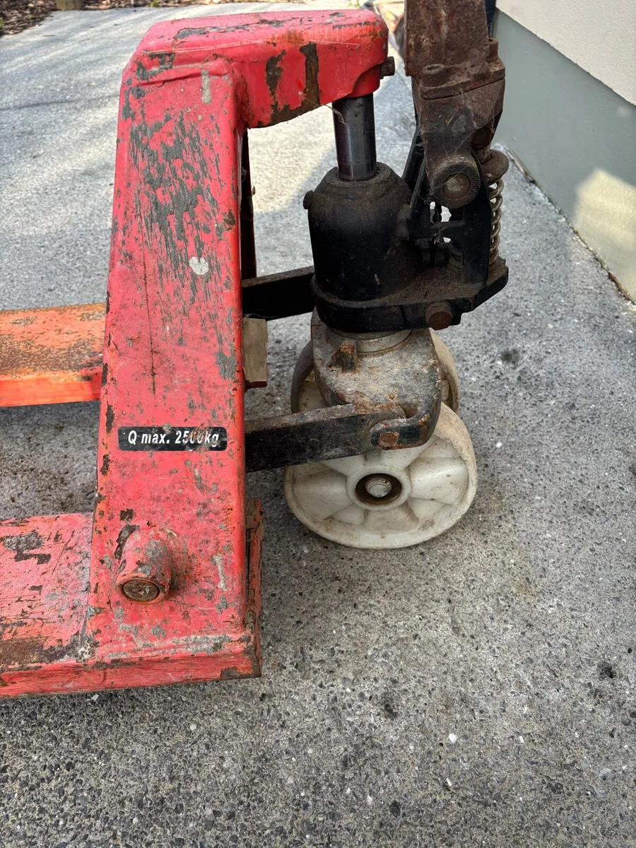 2500 kg Pallet Truck - Image 2