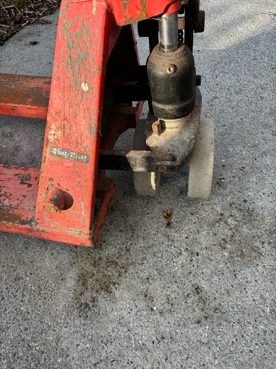 2500 kg Pallet Truck - Image 3