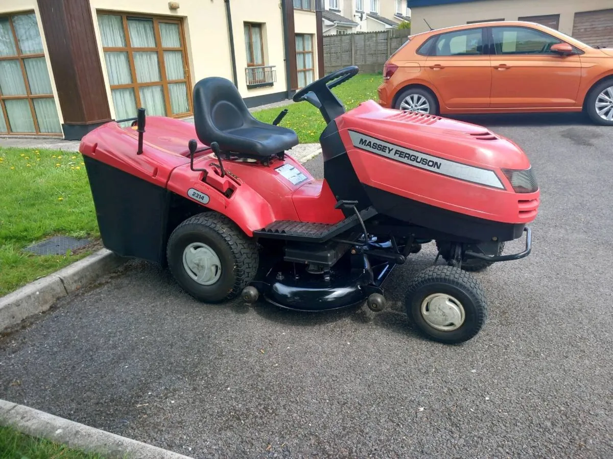 Ride on lawnmower - Image 1