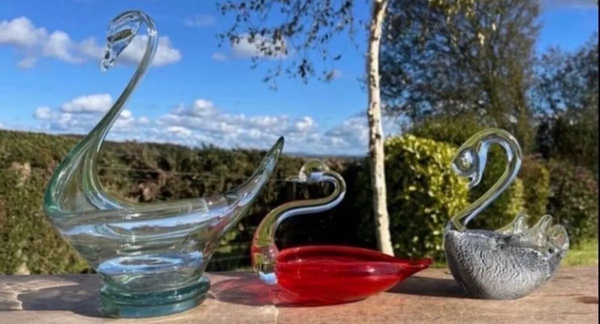 Three vintage glass art swans - Image 1