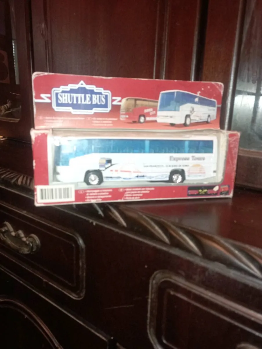 DIE-CAST MODLE SHUTTLE BUS  1-76 SCALE. - Image 1