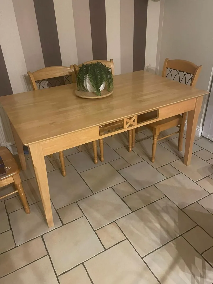 Table and chairs - Image 3