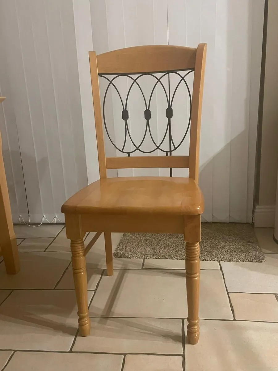 Table and chairs - Image 4