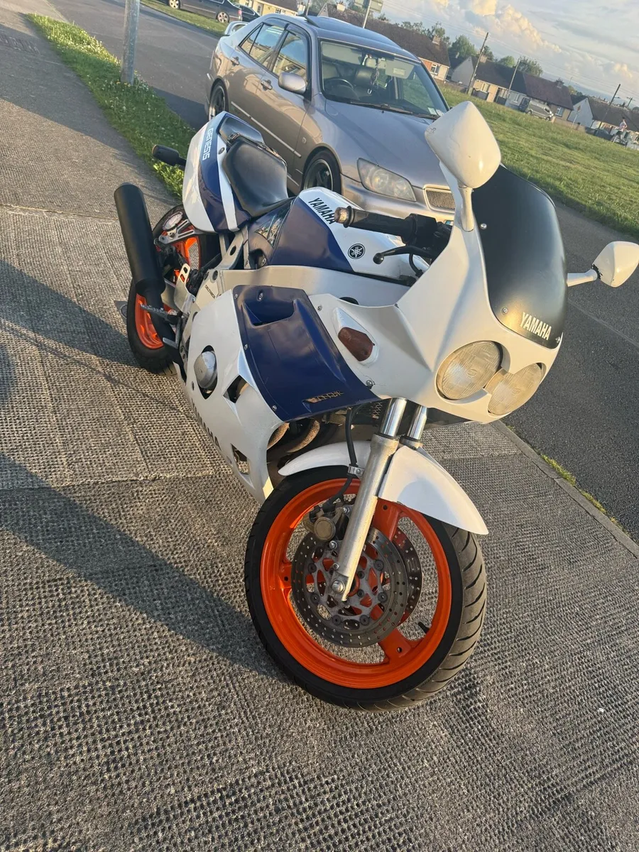 Yamaha FZR 400 Genesis - Image 1