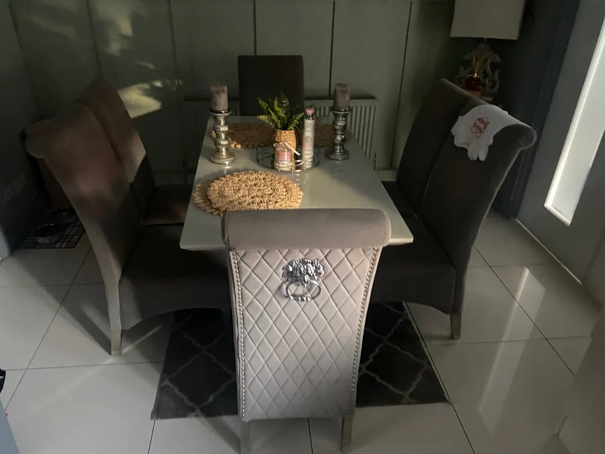 Table and chairs - Image 1