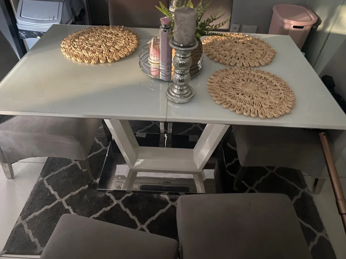 Table and chairs - Image 2