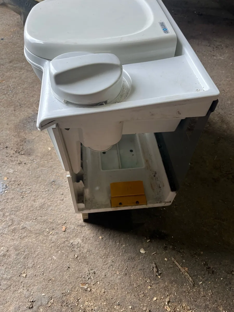 Tethford toilet - Image 3
