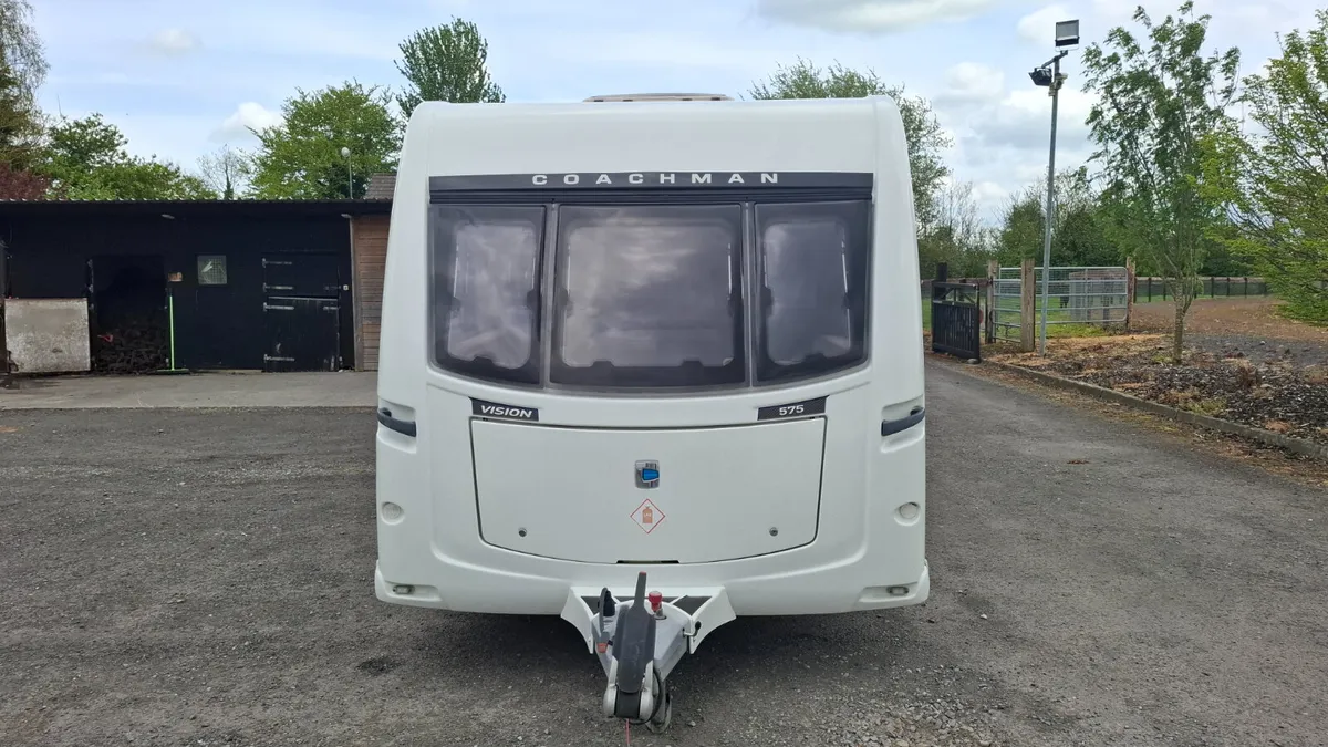 Coachman Vision Island Bed Caravan - Image 2