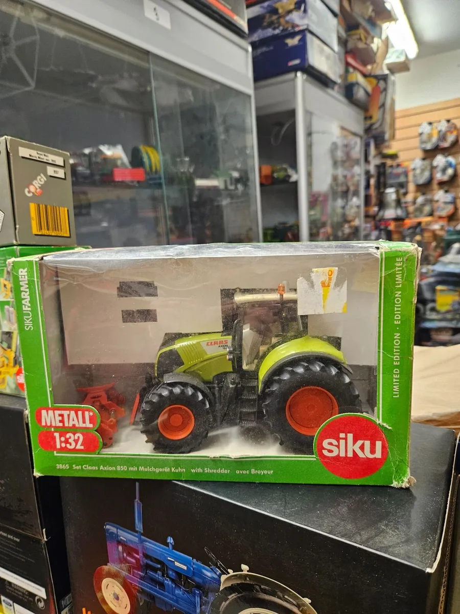 Britain's Siku Claas Tractor with Shredder - Image 1