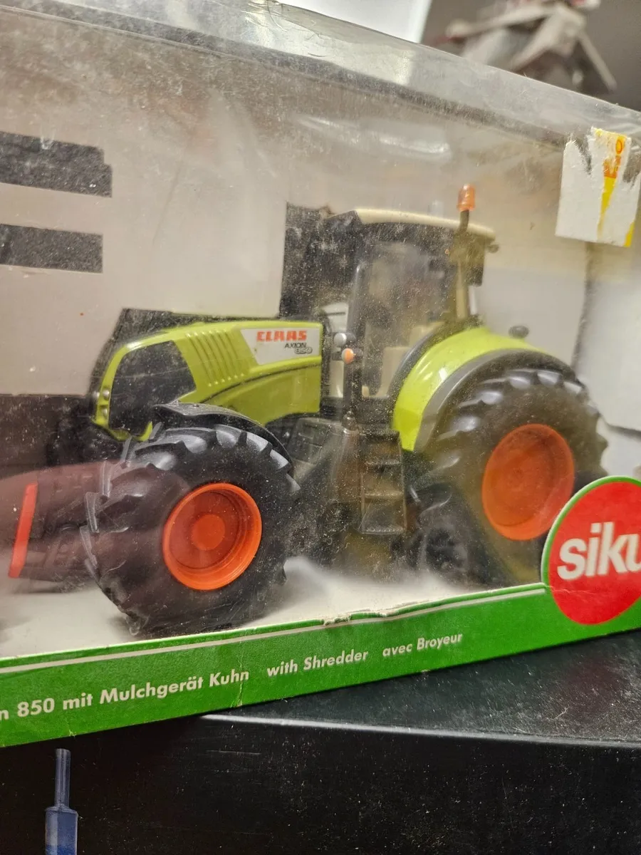 Britain's Siku Claas Tractor with Shredder - Image 2