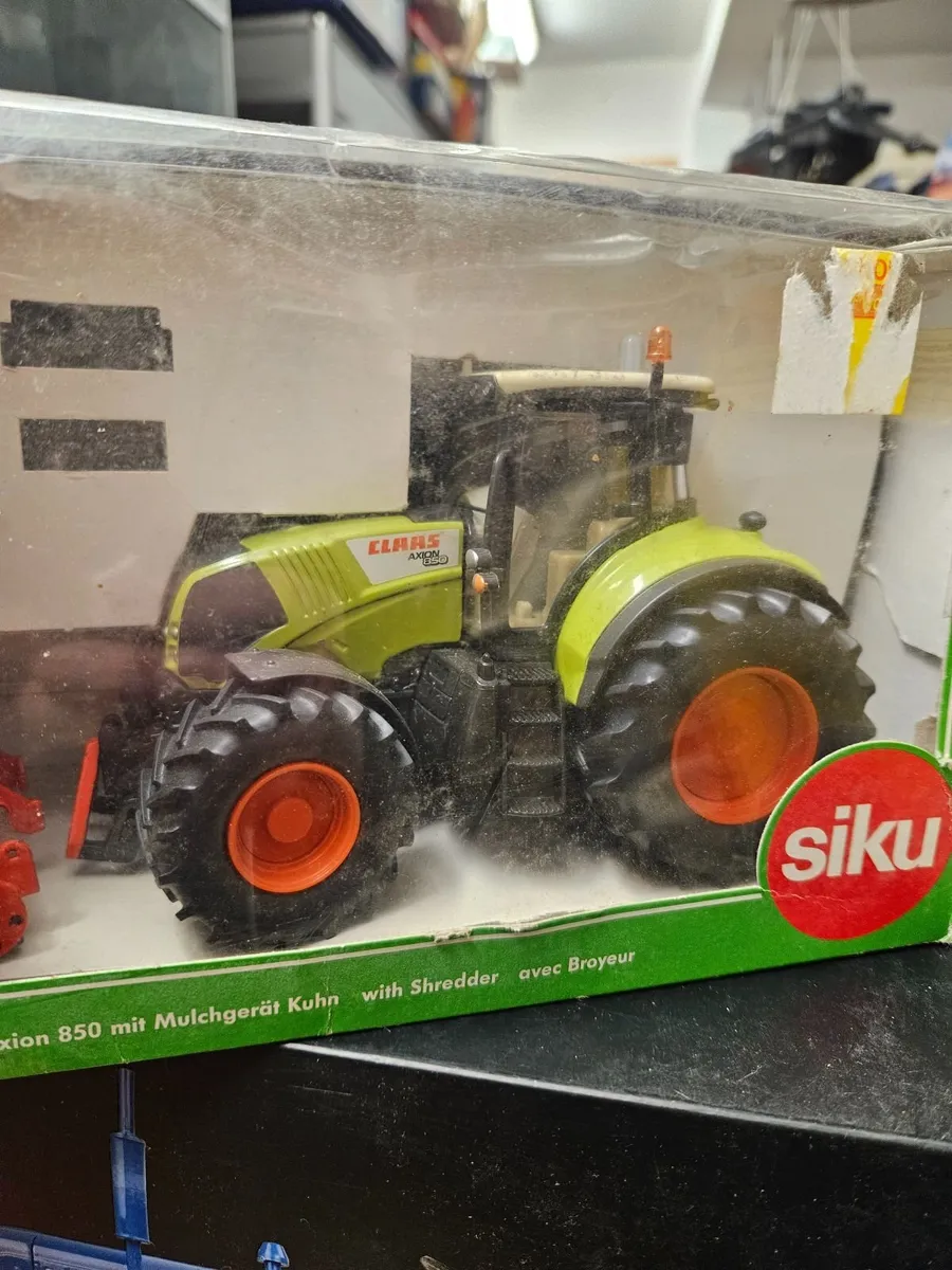 Britain's Siku Claas Tractor with Shredder - Image 3