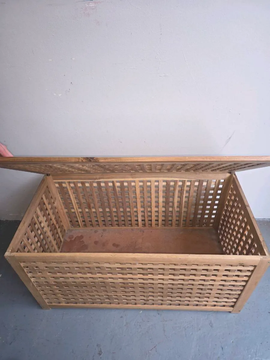 Wooden laundry basket - Image 1