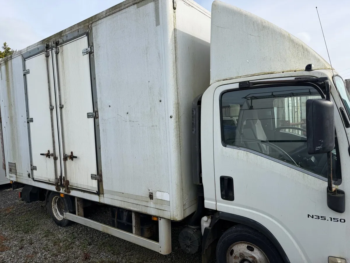 Isuzu 3.5 tonnes with Taillift - Image 2