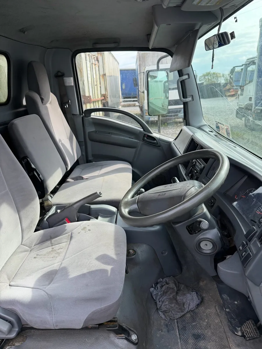 Isuzu 3.5 tonnes with Taillift - Image 3