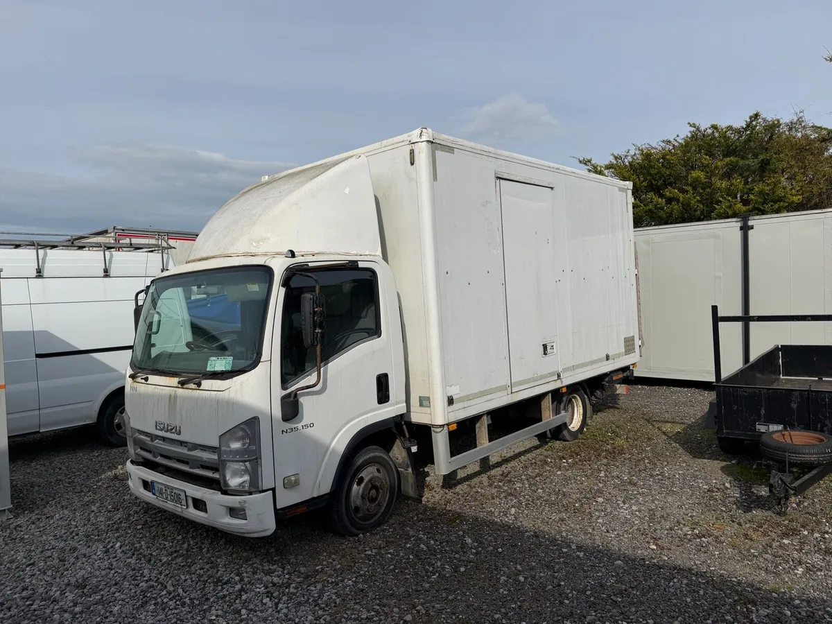 Isuzu 3.5 tonnes with Taillift - Image 4