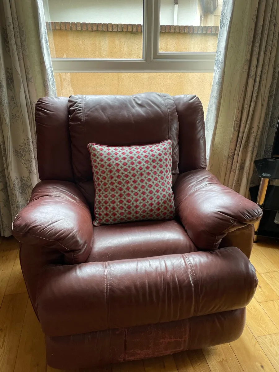 Three piece suite - Image 1