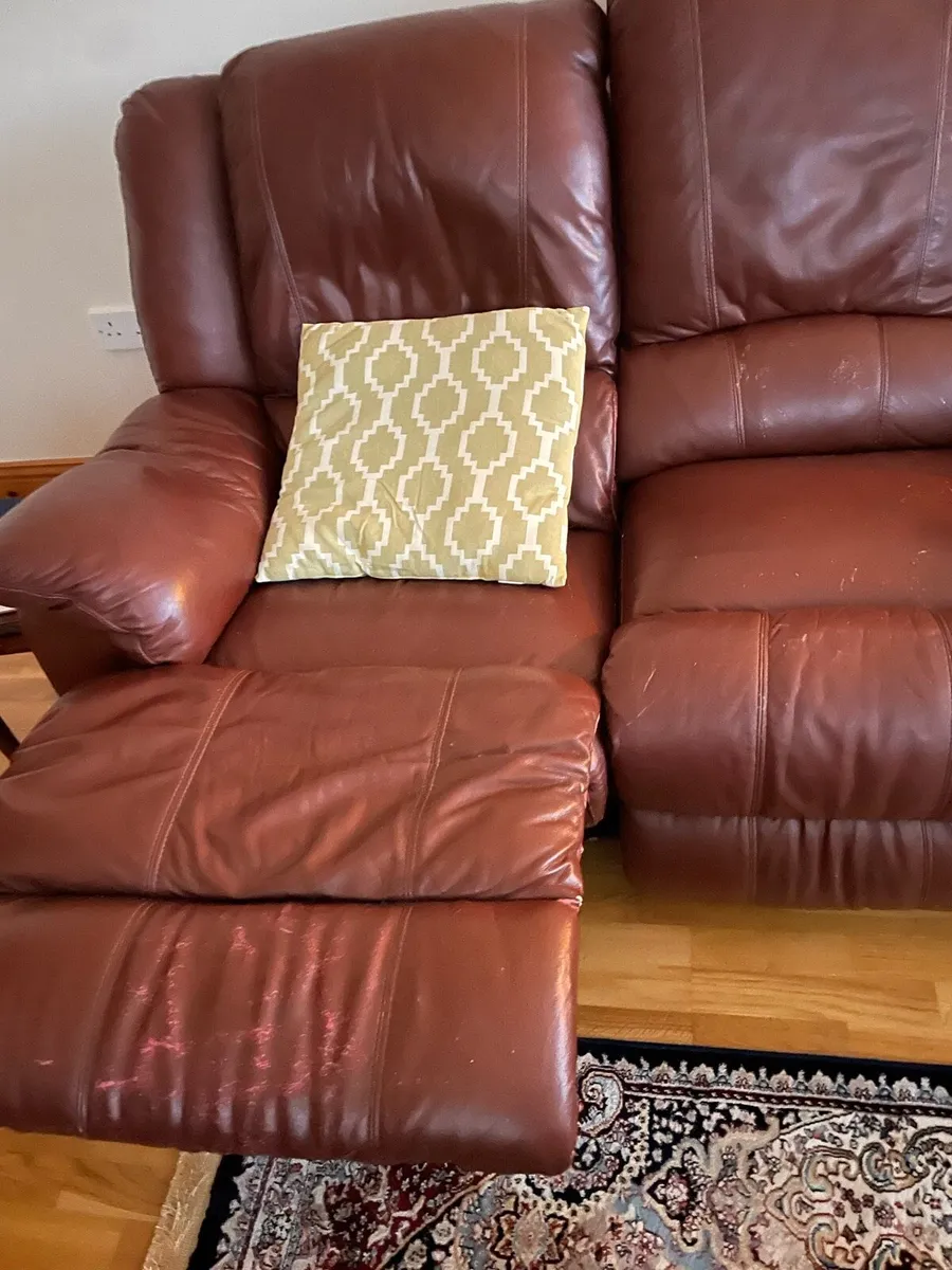 Three piece suite - Image 4