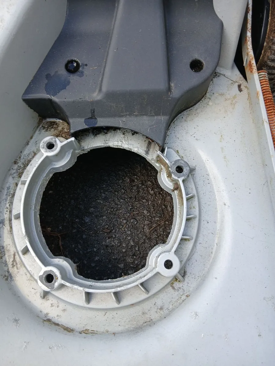 Self-drive lawnmower deck in great condition - Image 2