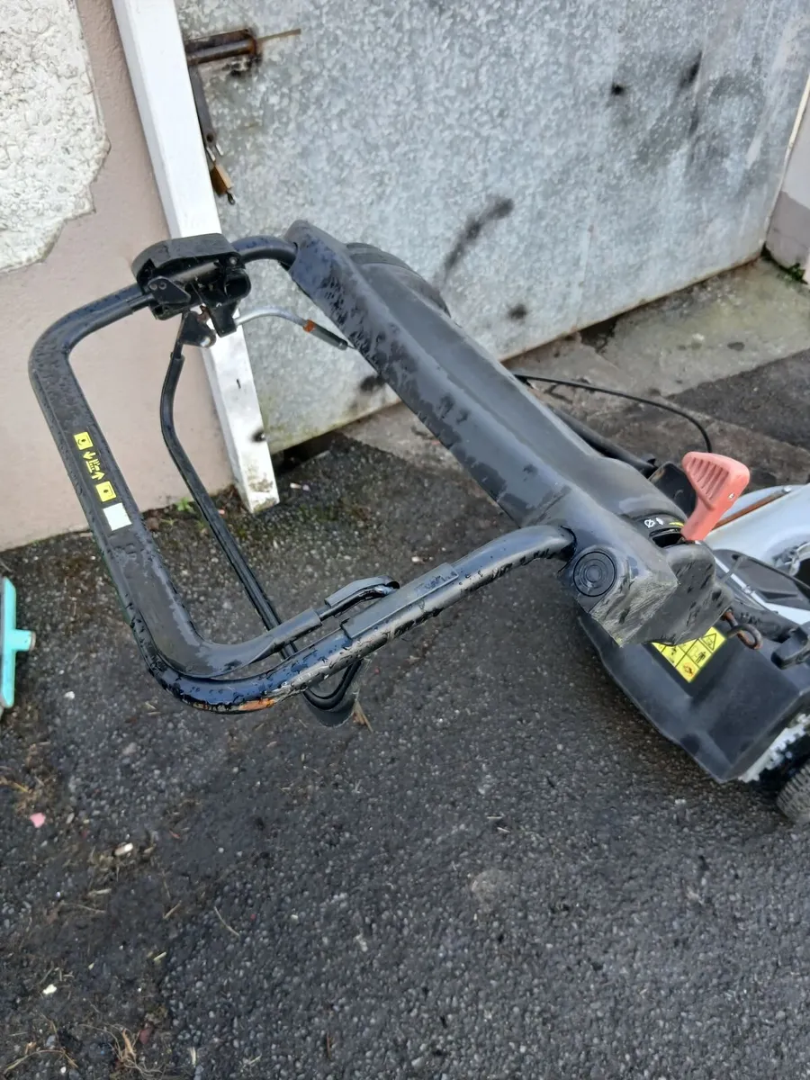 Self-drive lawnmower deck in great condition - Image 4