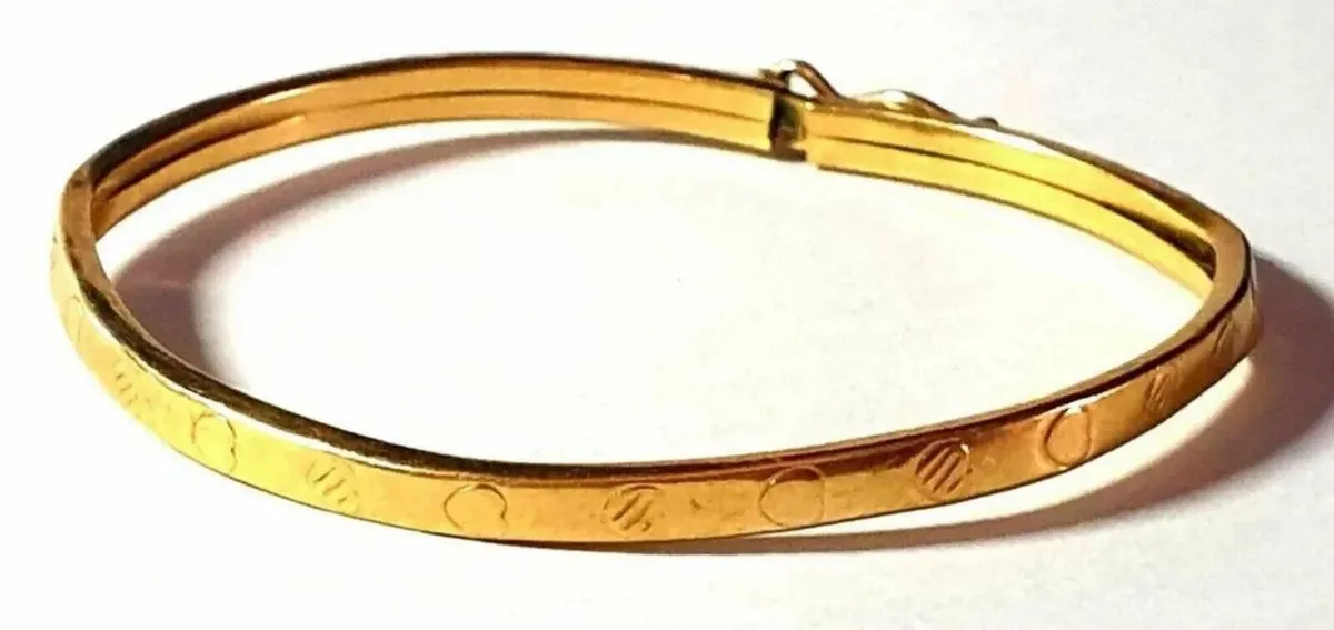 Vintage 9ct Gold Childs Patterned Bangle - Image 3