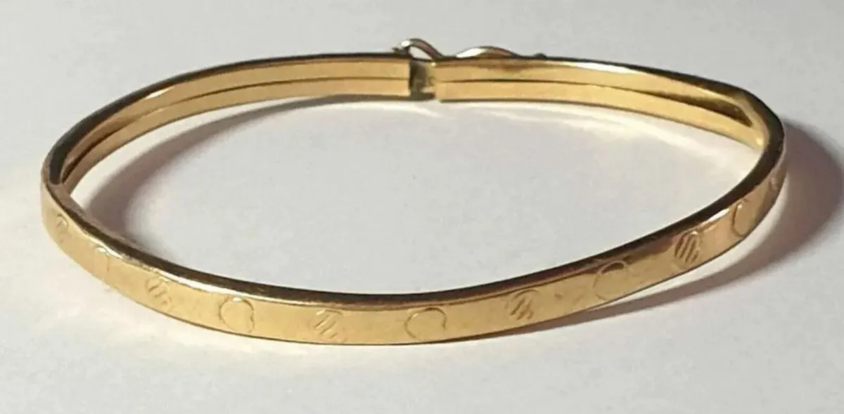 Vintage 9ct Gold Childs Patterned Bangle - Image 4
