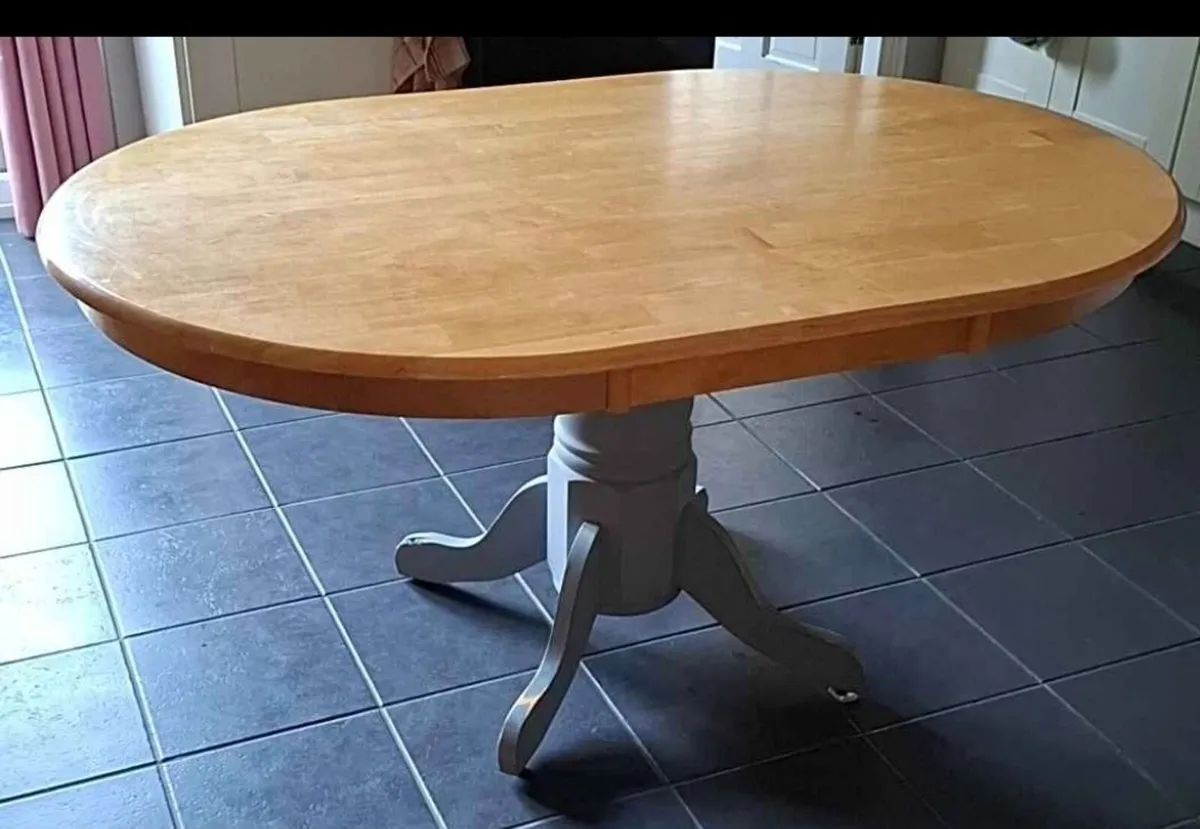 Table and chairs - Image 1